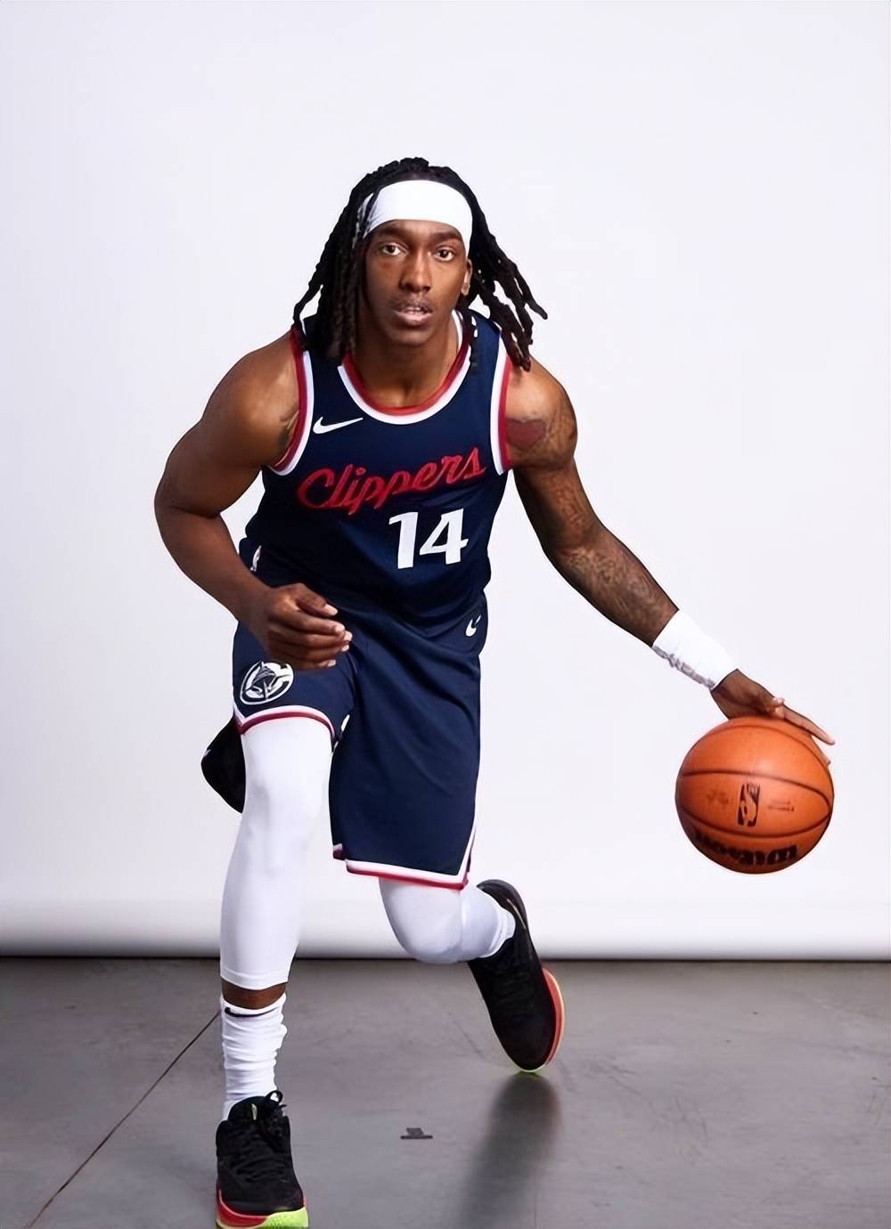 76人险胜湖人,伦纳德惊艳世界 76人险胜湖人,伦纳德惊艳世界