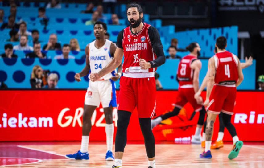 中国男篮碾压法国男篮，萨博尼斯三分雨点燃全场